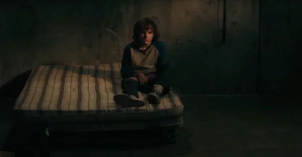 Imagem colorida de trailer do filme O Telefone Preto