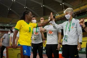 Formiga cumprimentando Pia Sundhage, treinadora da Seleção Feminina Formiga cumprimentando Pia Sundhage, treinadora da Seleção Feminina