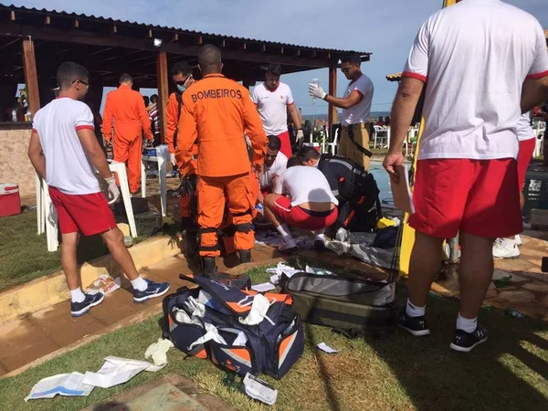 Corpo de Bombeiros do DF resgata homem que se afogou em piscina