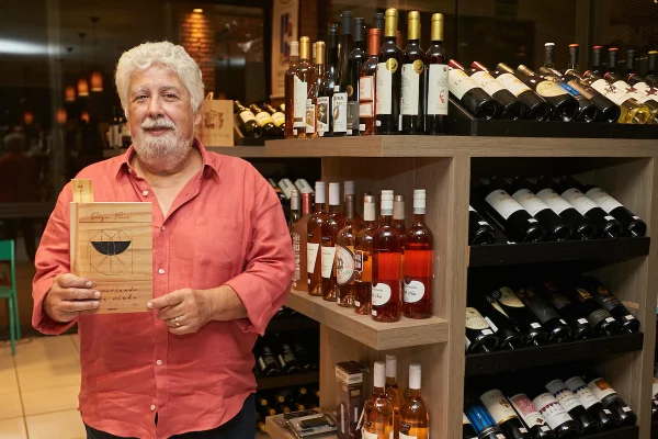 Em noite de autógrafos, Sérgio Pires lança livro sobre vinho