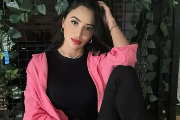 Pablinny Faleiro Pedersoli posa de look preto e rosa - Metrópoles