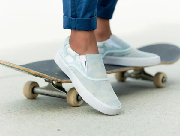 imagem com cor de um tênis em cima do skate