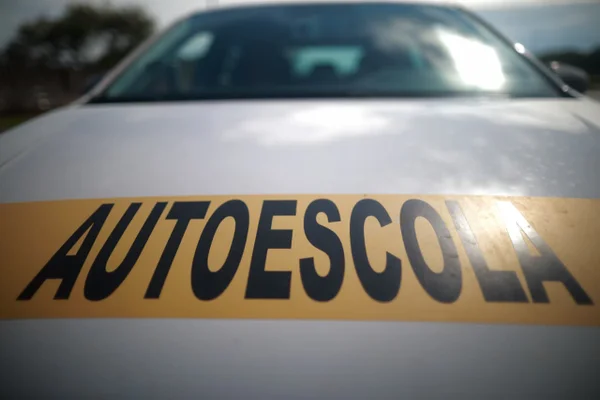 CNH sem autoescola. Fotos de carros de autoescola nas ruas do DF - Metrópoles