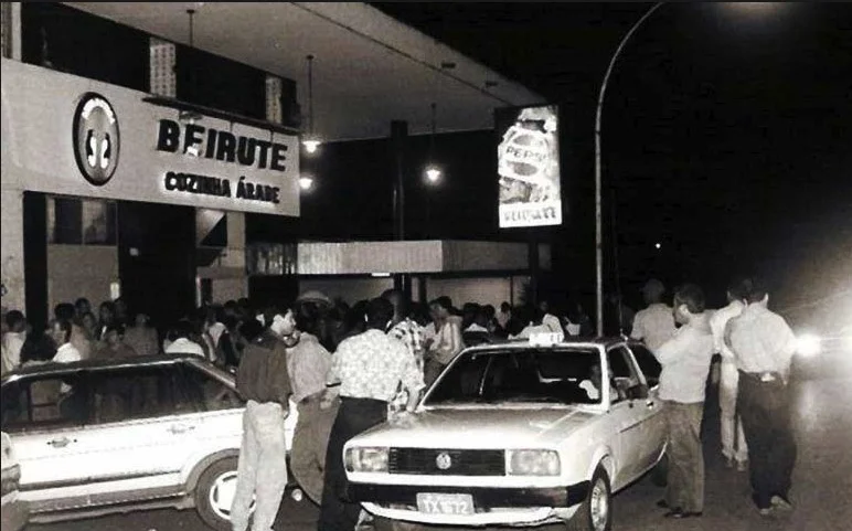 Bar Beirute, na 109 Sul: “Uma Kombi azul e branca parou na L2 e buzinou. Lá de baixo, Fabius gritou: “Desce, remador. Vamos ao Beirute”. Perto do bambuzal do bar os amigos ocupavam uma mesa.” (pág. 79) Bar Beirute, na 109 Sul: “Uma Kombi azul e branca parou na L2 e buzinou. Lá de baixo, Fabius gritou: “Desce, remador. Vamos ao Beirute”. Perto do bambuzal do bar os amigos ocupavam uma mesa.” (pág. 79)