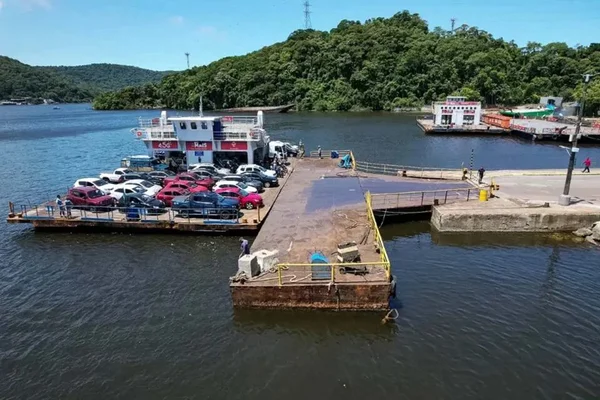 Ferry boat com várias veículos no Paraná - Metrópoles