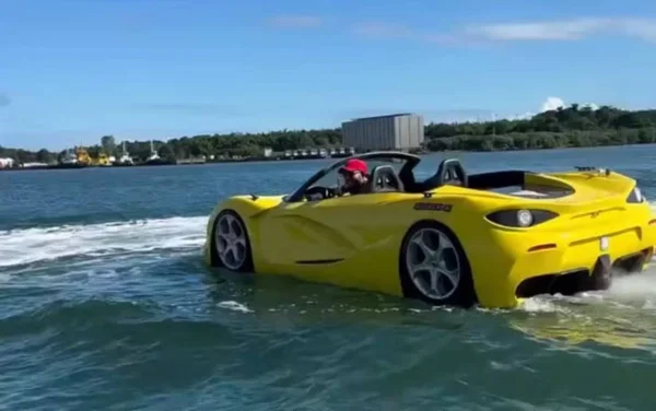 imagem colorida carro de luxo aquatico