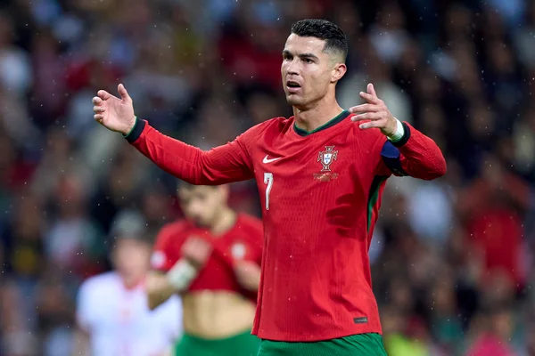 Imagem colorida de Cristiano Ronaldo de braços abertos - Metrópoles
