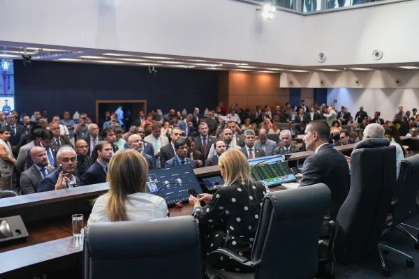 Douglas Ruas discursa após tomar posse como presidente da Alerj