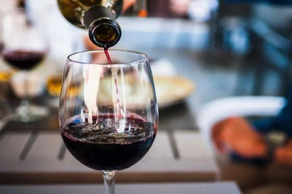 Cientistas ensinam truque simples e eficiente para beber menos