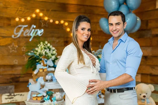 Luiza Nasser e Bernardo Caiado oferecem chá à espera do 1º filho