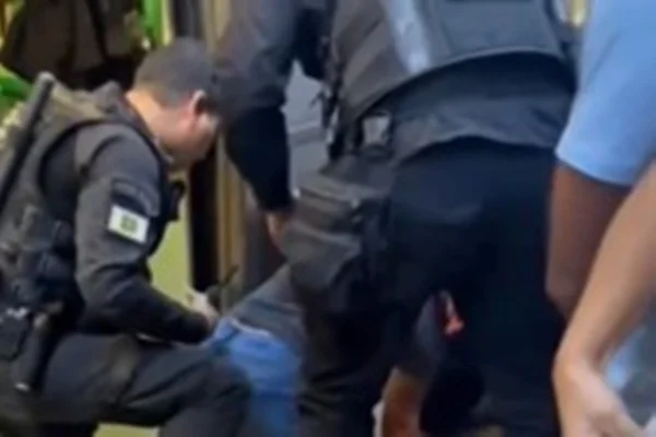 Mulher cai e fica presa em vão entre trem e plataforma do Metrô