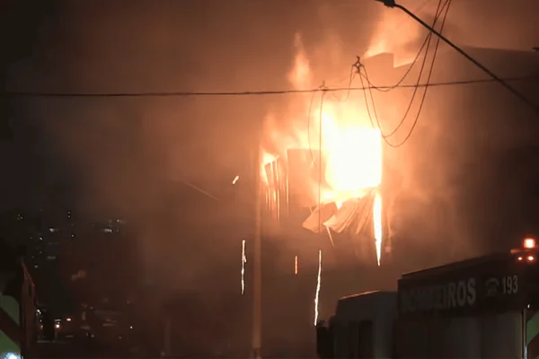 Incêndio de grandes proporções atinge área comercial no centro de SP - destaque galeria