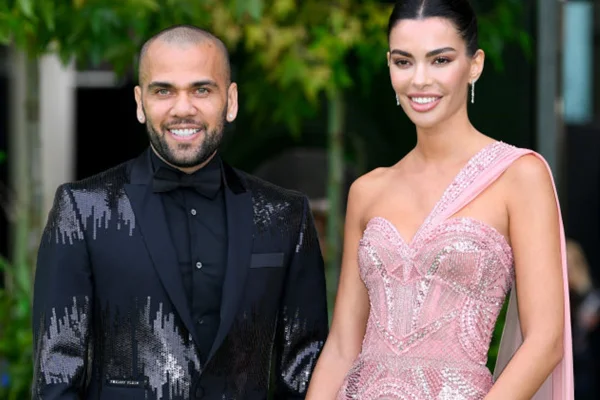 Daniel Alves e Joana Sanz posam sorridentes durante evento - Metrópoles