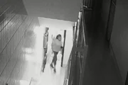 Momento em que a namorada vai embora depois que o agressor empurrou o companheiro