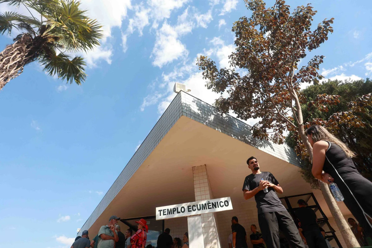 Velório de Valentina Nobre foi realizado no cemitério de Taguatinga Velório de Valentina Nobre foi realizado no cemitério de Taguatinga