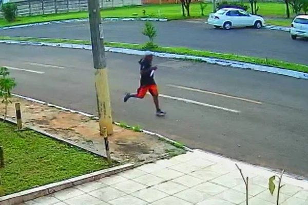 homem corre com faca na mão