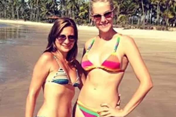 Ana Hickmann posa com a ex-assistente, Claudia Helena, na praia - Metrópoles