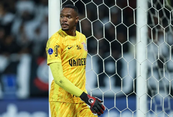 Imagem colorida do goleiro Carlos Miguel - Metrópoles