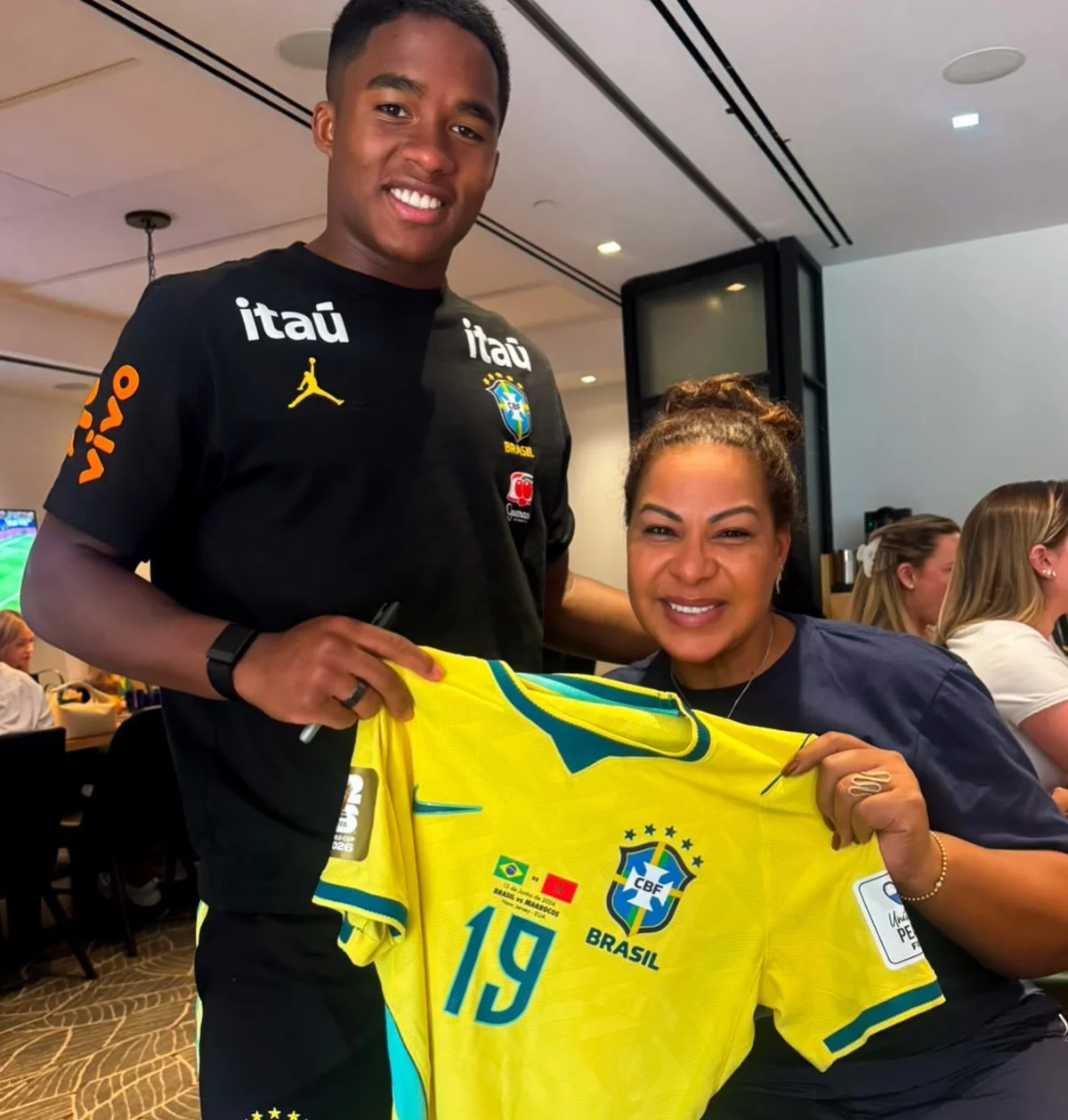 Endrick e a mãe, Cíntia Ramos, posam com a blusa da Seleção Brasileira Endrick e a mãe, Cíntia Ramos, posam com a blusa da Seleção Brasileira