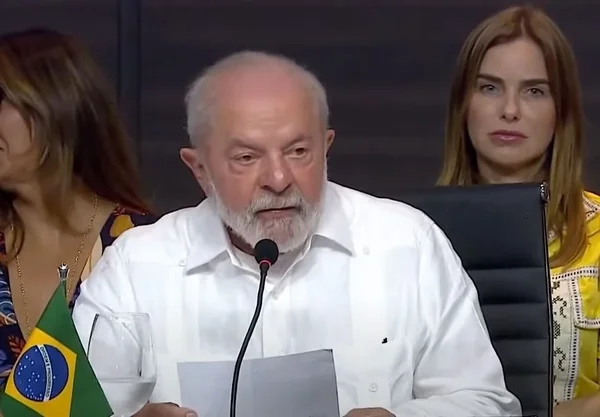 Imagem colorida mostra presidente Lula em discurso