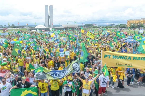 Manifestantes fazem ato pró-Bolsonaro na Esplanada e demais capitais