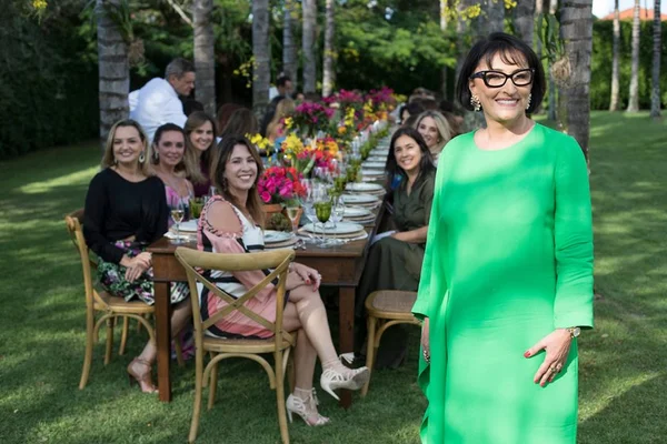 Valeska Tonet Camargo celebra aniversário com almoço ao ar livre