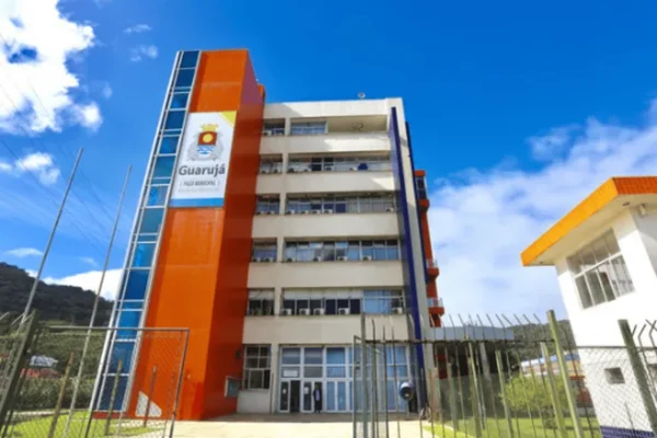 Imagem colorida da fachada da Prefeitura de Guarujá, município onde foram abertos os concursos públicos - Metrópoles