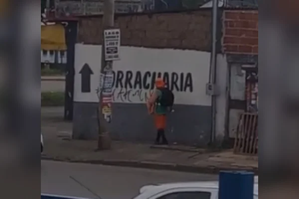 Gari é flagrado pichando parede de comércio no DF