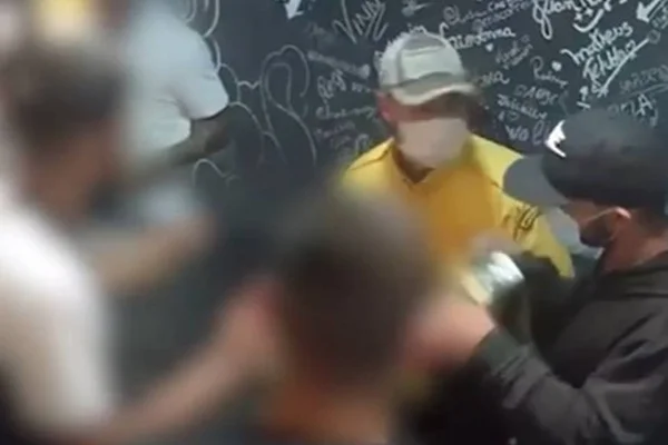 Vídeo: bandidos assaltam tabacaria no Guará e rendem clientes