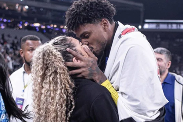 Foto colorida de Rauany Barcellos e Hugo Souza, do Corinthians - Metrópoles
