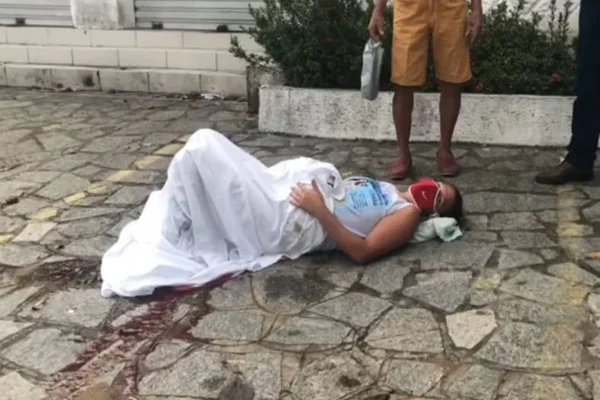 Mulher dá à luz em calçada e bebê nasce a caminho do hospital na Paraíba