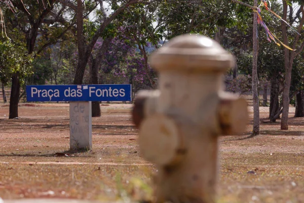 Imagem colorida de praça no Parque da Cidade, em Brasília