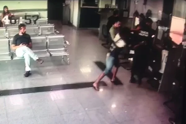 homem em movimento atacando PM fardado