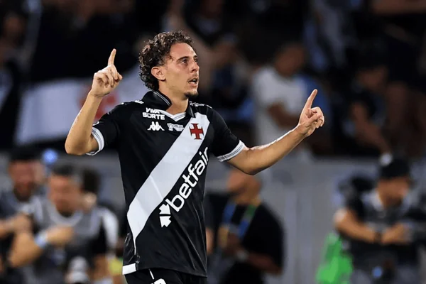 Nuno Moreira comemorando gol pelo Vasco na final da Copa do Brasil