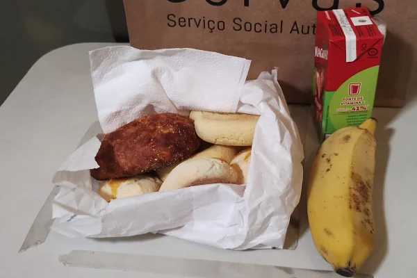 Imagem colorida de lanche dos deportados