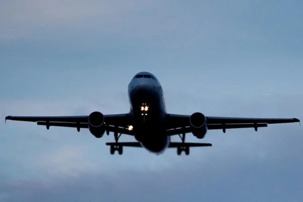 Imagem colorida de avião