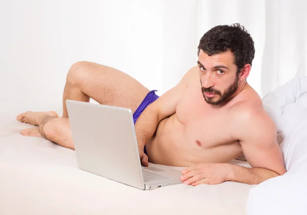 Descubra os três filmes pornôs mais assistidos no portal “Sexy Hot”