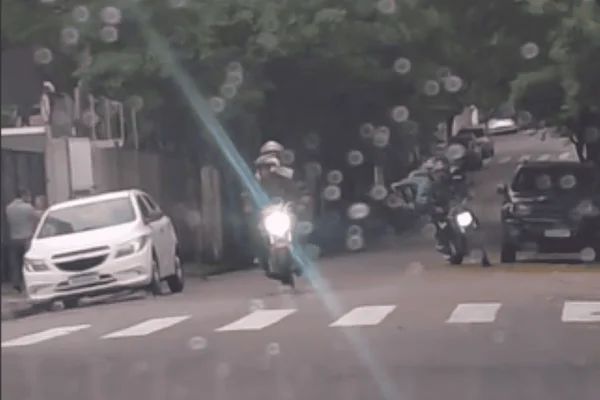 Vídeo mostra assalto ocorrido pouco antes de tiroteio em avenida de SP