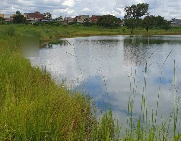 Corpo de homem é encontrado boiando às margens de lagoa no DF