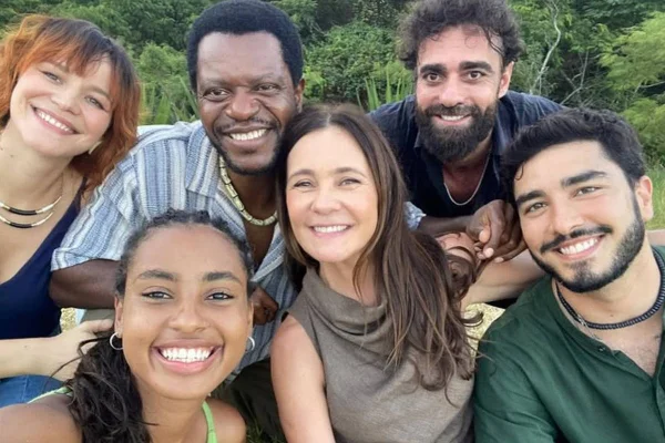 Ator de Mania de Você debocha do elenco da novela