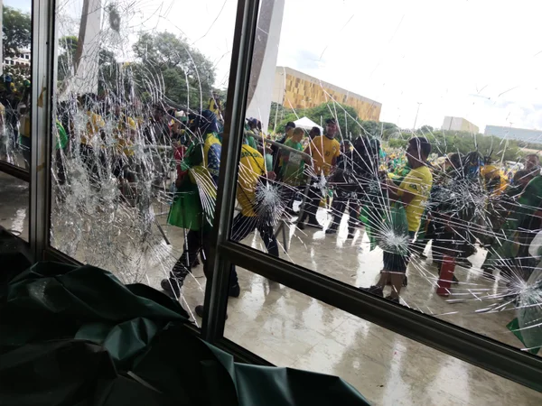Líder do PT pede ao STF apreensão dos ônibus de invasores golpistas