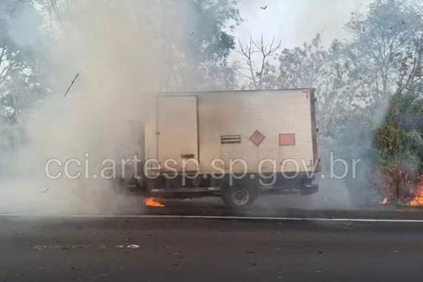 Caminhão com carga de 6 mil dinamites pega fogo em rodovia de SP