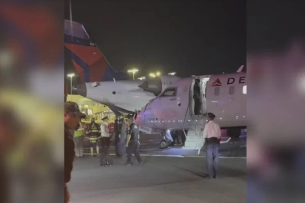 Dois jatos regionais da companhia aérea Delta colidiram enquanto taxiavam no Aeroporto LaGuardia,em Nova York (EUA)