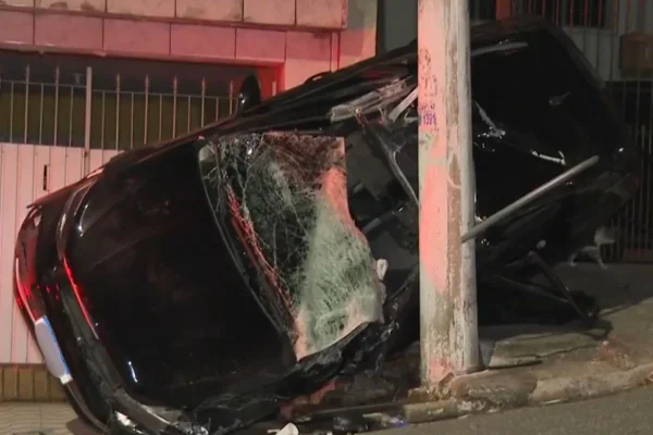 Após bater o carro em outro veículo, a jovem sem CNH perdeu o controle da direção e atingiu uma Kombi e o portão de uma residência - Metrópoles
