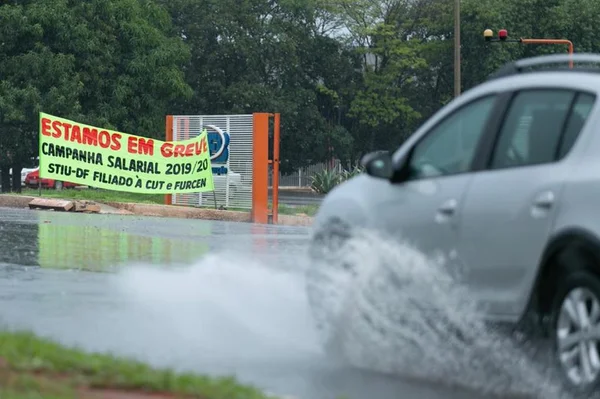 Após greve, Ibaneis quer acelerar processo de privatização da CEB