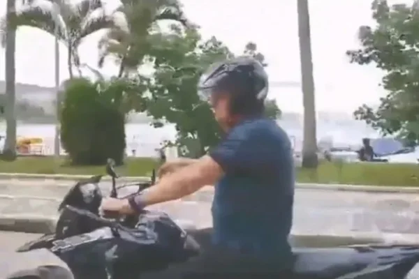 De moto, Bolsonaro comete infração, mas não será multado. Entenda