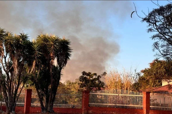 O Corpo de Bombeiros Militar do Distrito Federal atendeu, na tarde desta sexta-feira (23/8), um incêndio florestal nas proximidades da Quadra 17, na Rua da Vargem Bonita, localizada no Park Way. As chamas, que rapidamente se espalharam pela vegetação seca da região, mobilizaram diversas equipes de combate a incêndios, que trabalharam para controlar o fogo e evitar que ele se aproximasse das residências próximas.