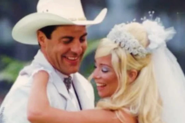 Imagem colorida de Danielle Winits e Gerson Brenner na novela Corpo Dourado - Metrópoles