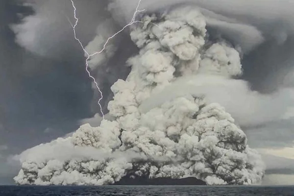 Imagem colorida de vulcão entrando em erupção no Pacífico Sul em 2022 - Metrópoles