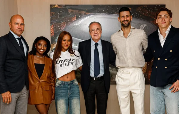 Foto colorida de Rebeca Andrade em jogo do Real Madrid ao lado de lendas - Metrópoles